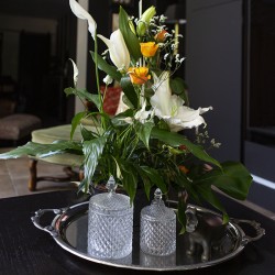 Composition de Plantes garnie de fleurs coupées